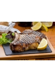 Fiorentina alla griglia servita con patate dorate al rosmarino e sale grosso