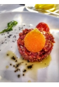 Fantastica tartara di manzo con uovo croccante dal cuore morbido e senape