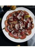 Carpaccio di manzo marinato servito con scaglie di parmigiano