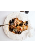 Spaghetti ai frutti di mare in cartoccio di pergamena con pomodorini e basilico profumato