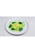 Ravioli alla senese fatti a mano ripieni di spinaci e ricotta serviti in delicata salsa verde