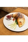 Mini calzone z nutellą i sosem truskawkowym